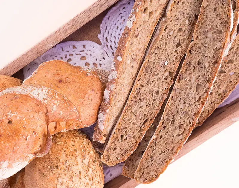 Korb mit frischem Brot vom Bäcker