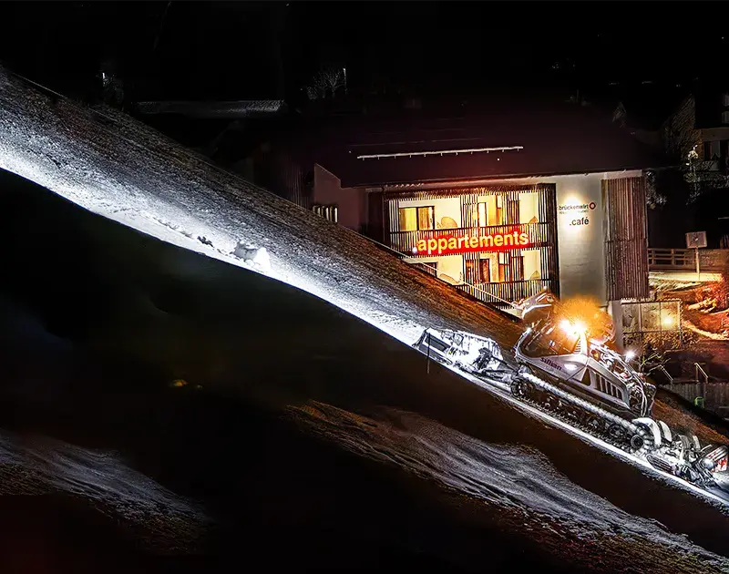 Haus Brueckenwirt im Winter mit Eingang und Schnee im Garten