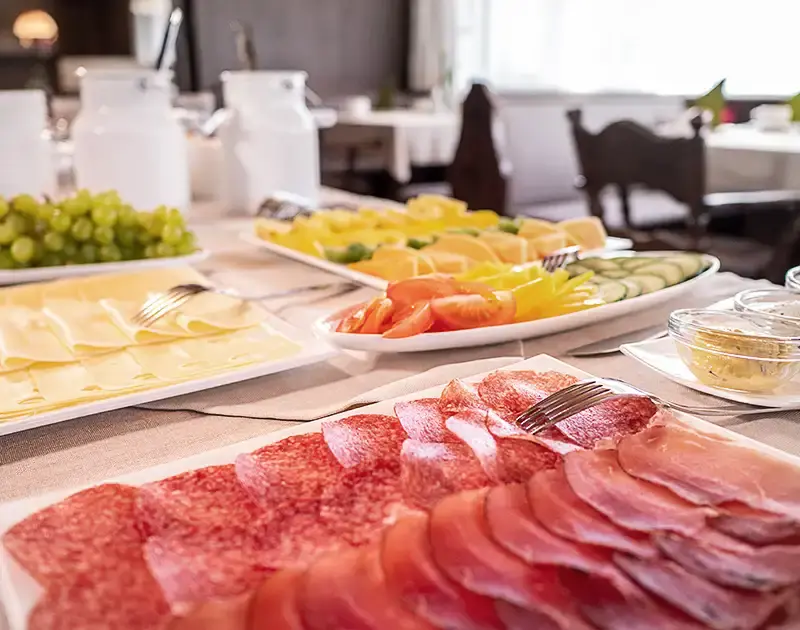 Frühstücksbuffet mit Obst, Joghurt, Käse, Wurst und Brot