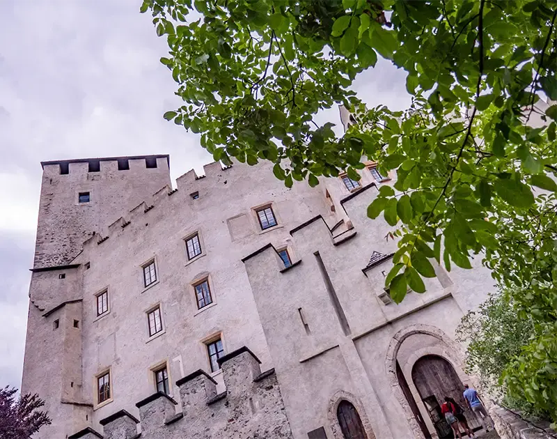 Fassade mit Haupttor Schloss Bruck in Lienz