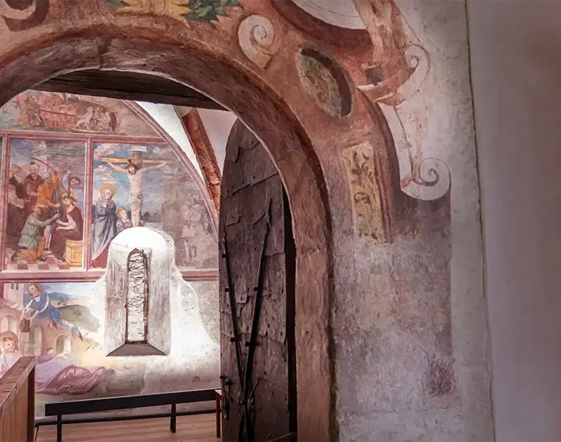 Schloss Bruck - Blick durch die geöffnete Holztür in die Kapelle