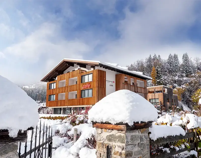 Haus Brueckenwirt im Winter mit viel Schnee
