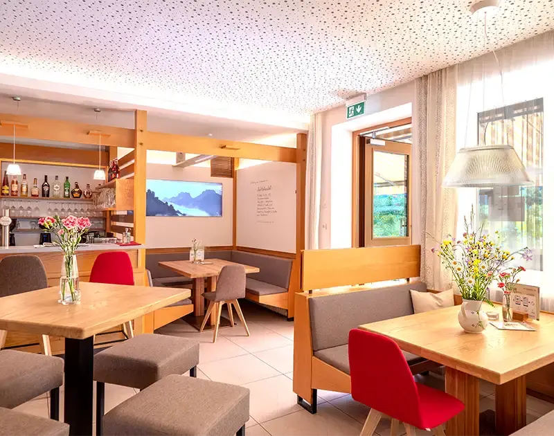 Cafe Brückenwirt Innenaufnahme mit Sitzplätzen