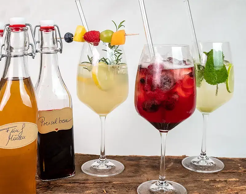 Mehrere Flaschen mit verschiedenen bio Fruchtsäften