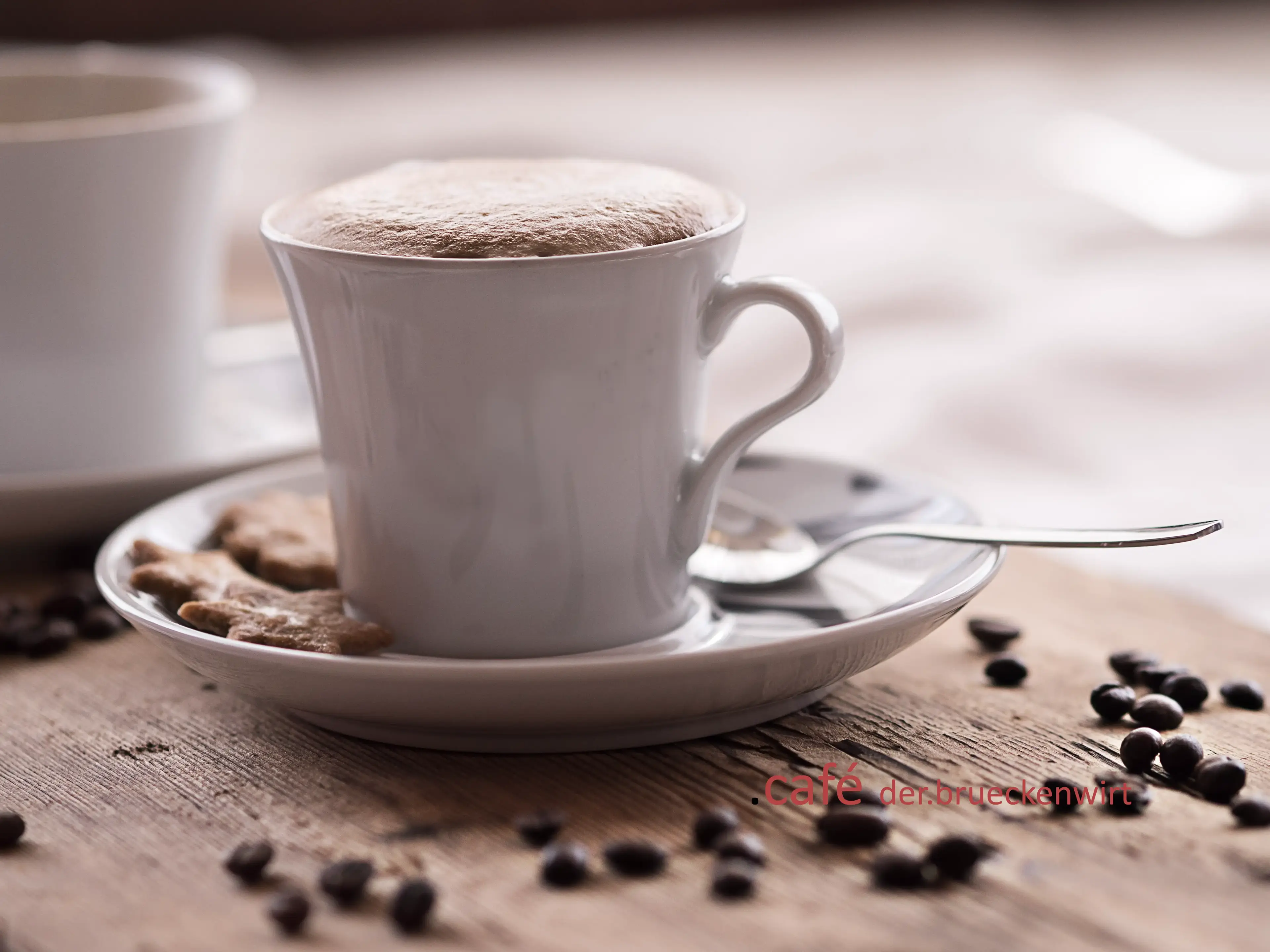 Gastraum mit Tischen des Cafe Brückenwirt