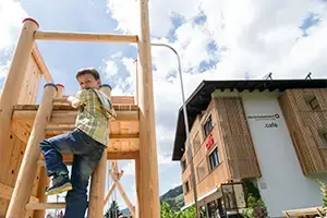 Il ragazzo si arrampica sulla torre di legno