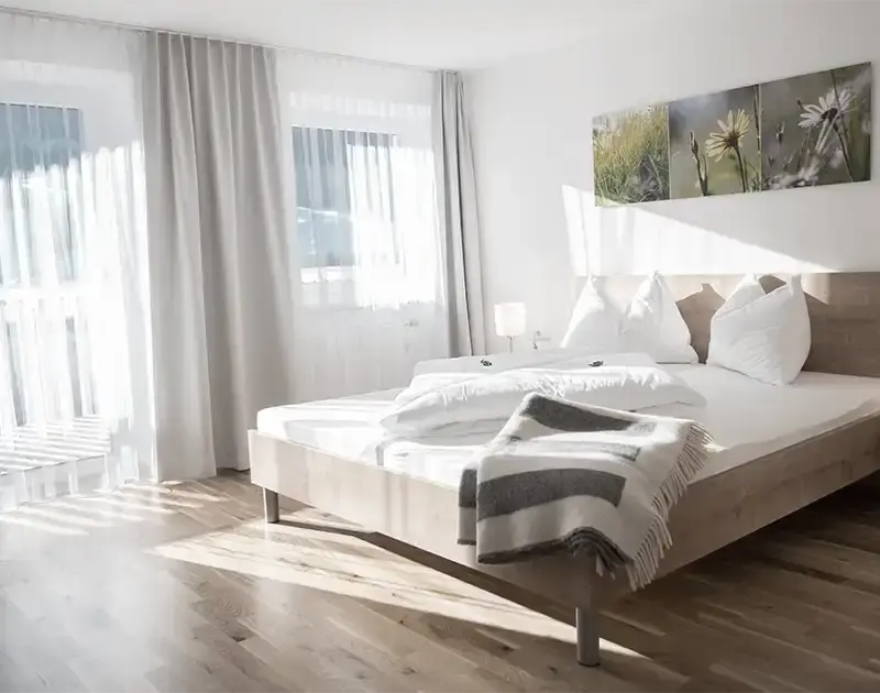 Schlafzimmer einer Ferienwohnung mit Doppelbett