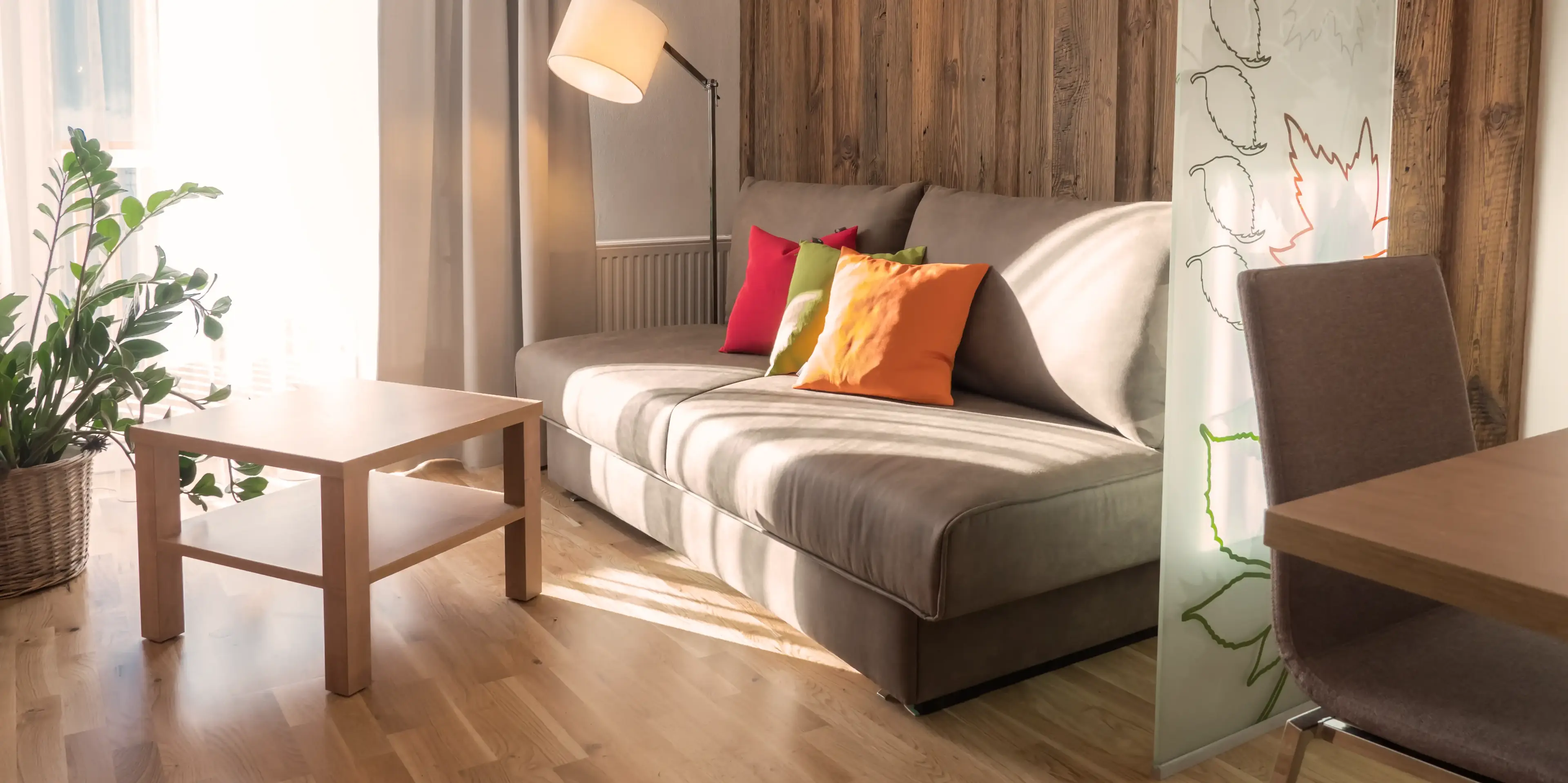 Couch vor rustikalem Wandverbau des Appartement Top Suite