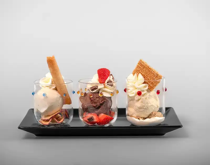 3 Bicchieri con gelato su un piatto nero