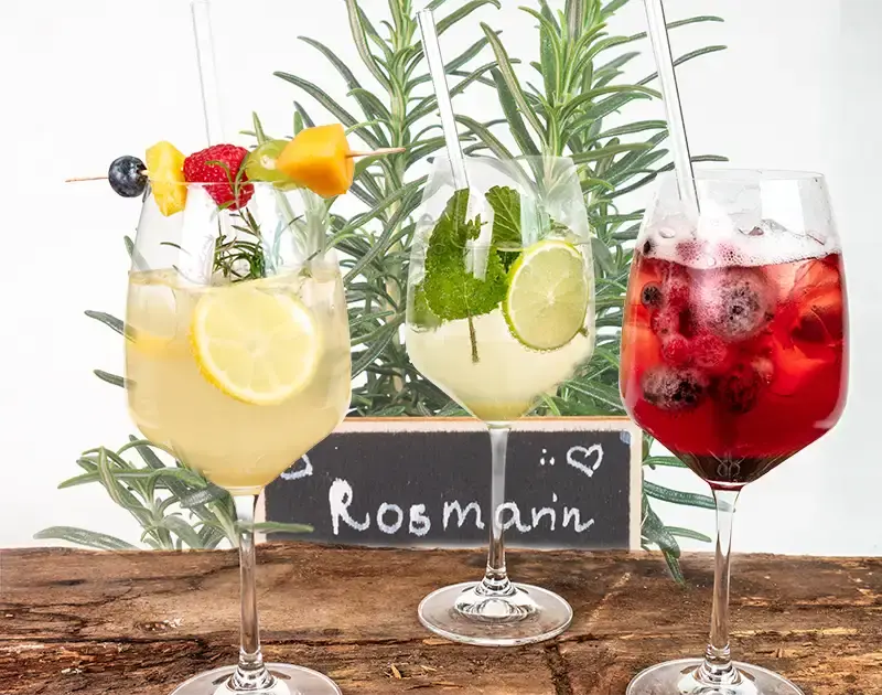 Tre succhi di frutta con decorazione