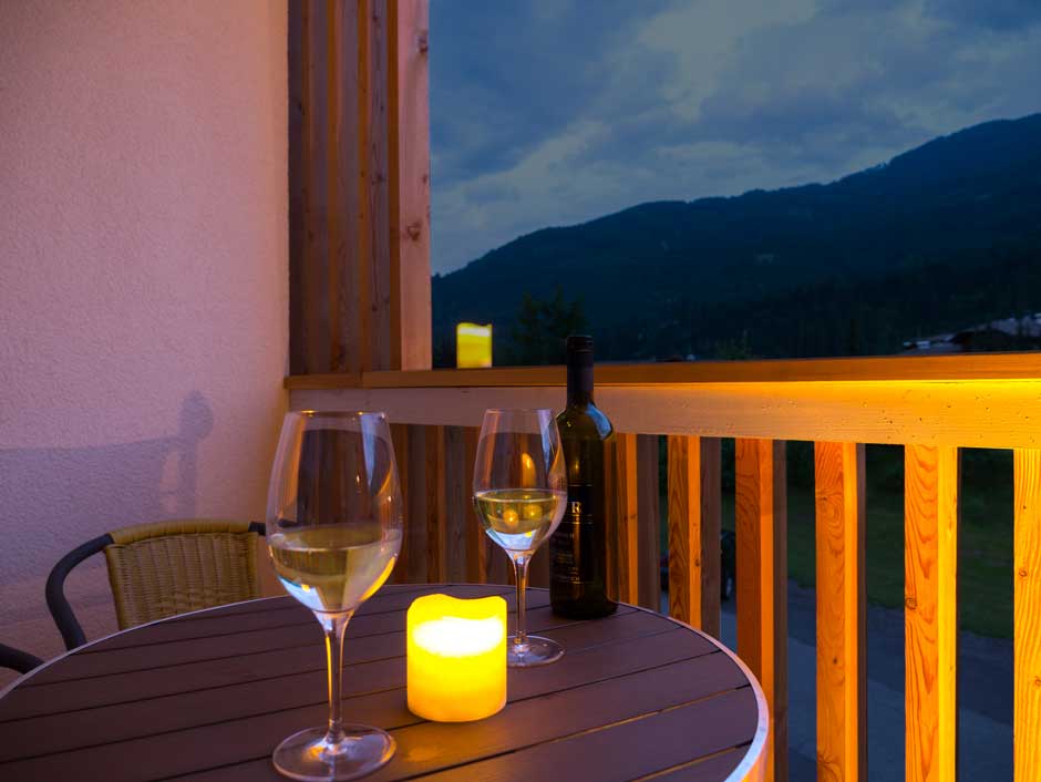 Abendstimmung am Balkon, im Hintergrund die Berge des Karnischen Kamms