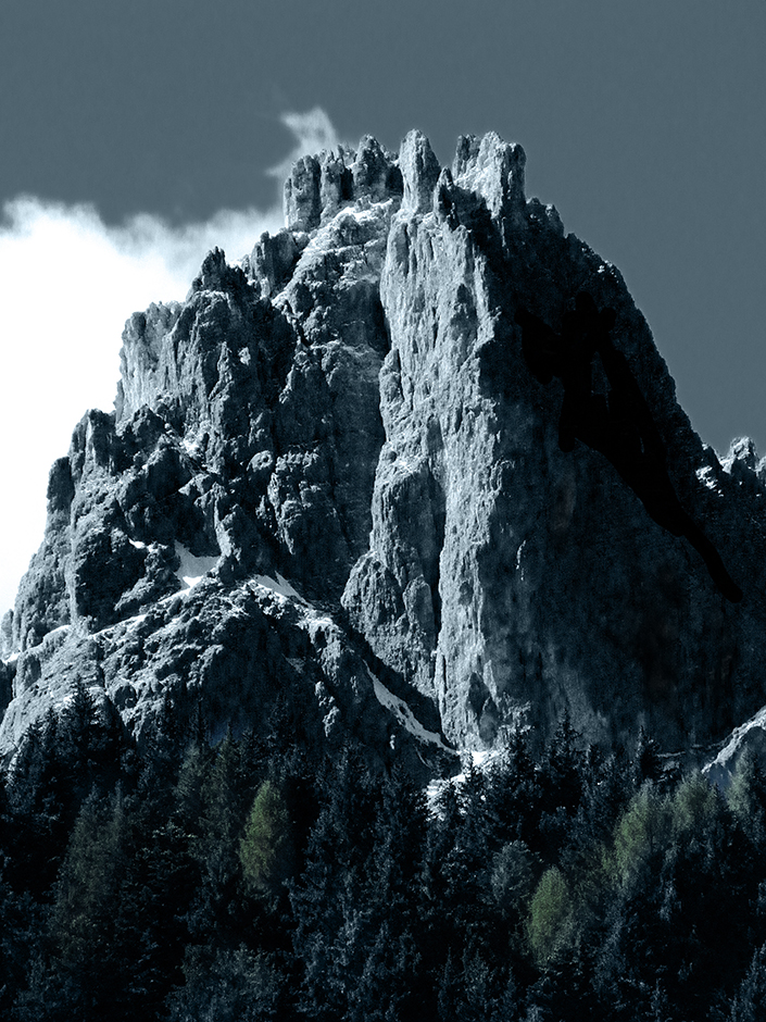 Schroffer Berg mit Felszacken, die wie eine Krone wirken.