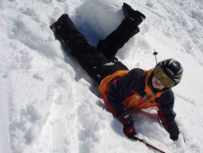 Schifahrerin liegt nach einem Sturz im Schnee