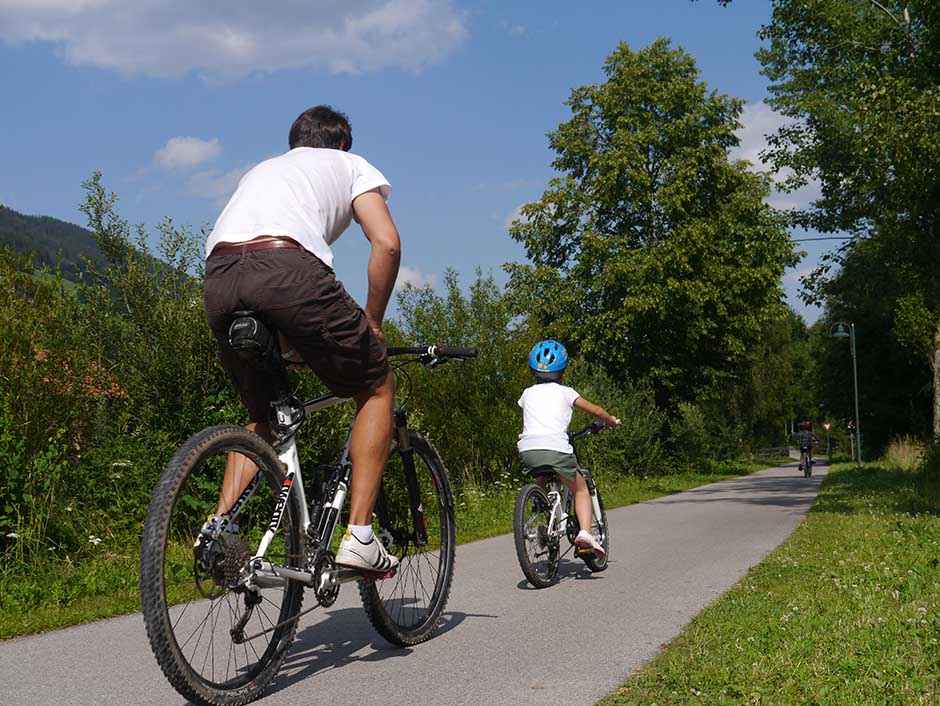 Vater und Sohn auf Rädern am Drautalradweg