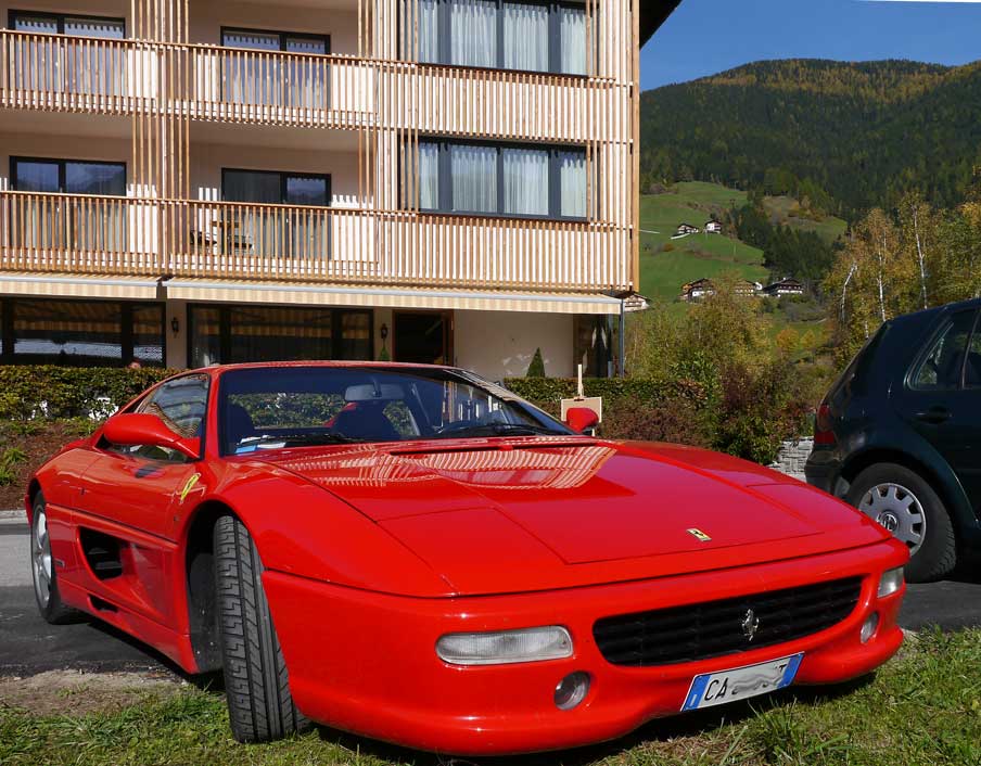 Italienische Gäste besuchen mit Ihrem Ferrari Cafe Brückenwirt