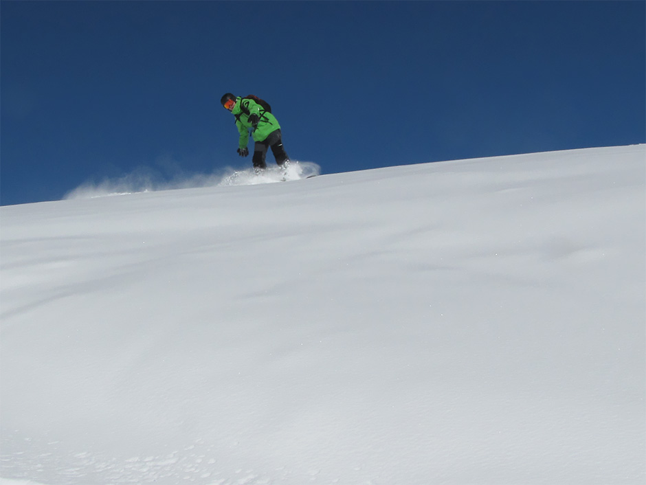 Snowboarder im Tiefschnee am Thurntaler