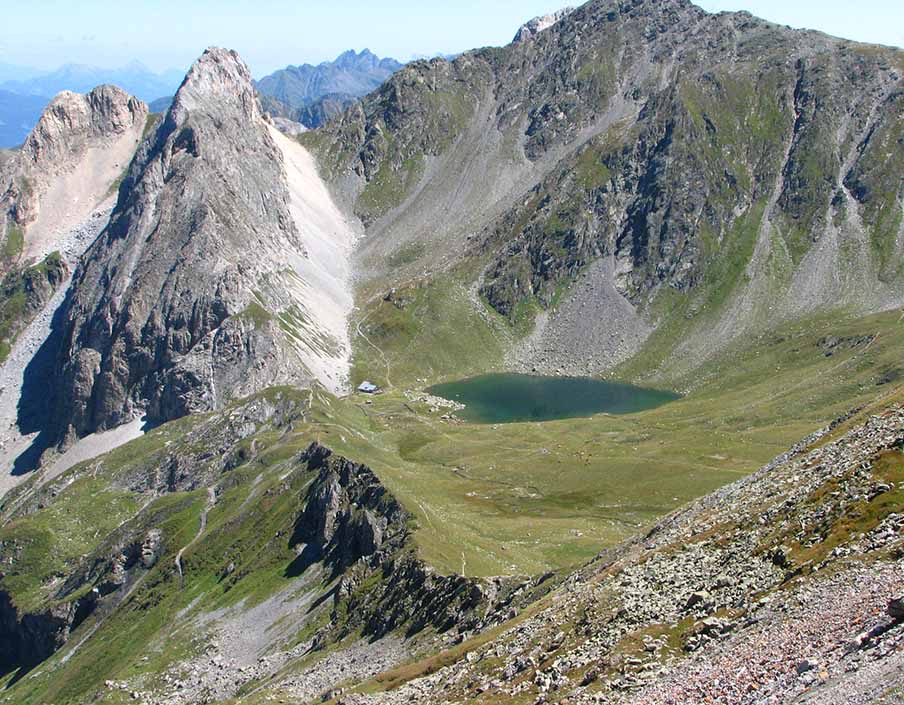Der Obstanser See liegt auf 2300m inmitten von schroffen, felsigen Bergen.