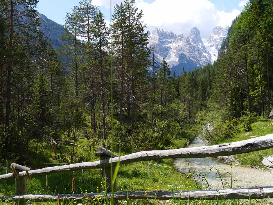ursprüngliche Landschaft in den Dolomiten