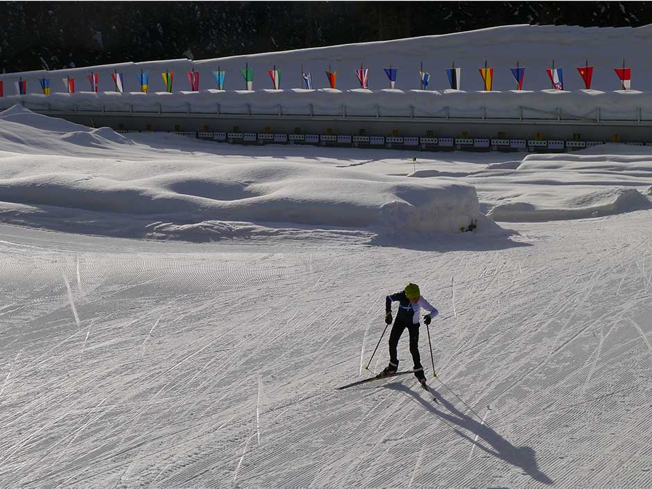 Langläufer im Biathlonzentrum in Obertilliach