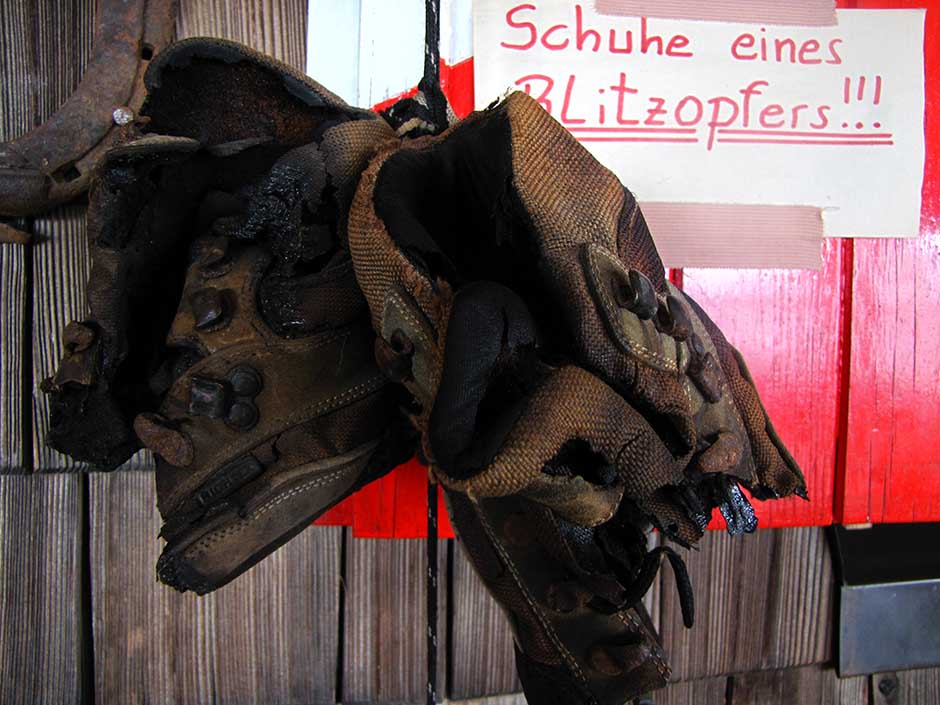Schuhe eines Blitzopfers an der Wand zur Sillianer Hütte
