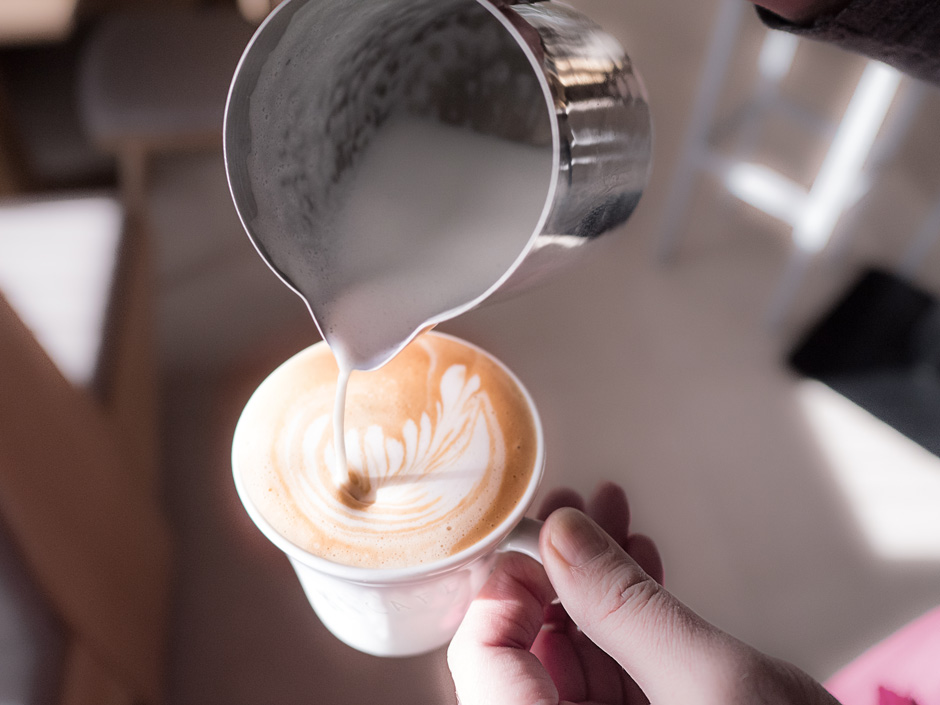 Cappuccino- eingießen der Milch